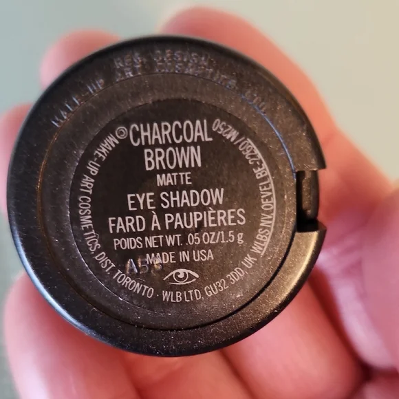 MAC Cosmetics - Charcoal Brown Matte Eyeshadow - Picture 4 of 5